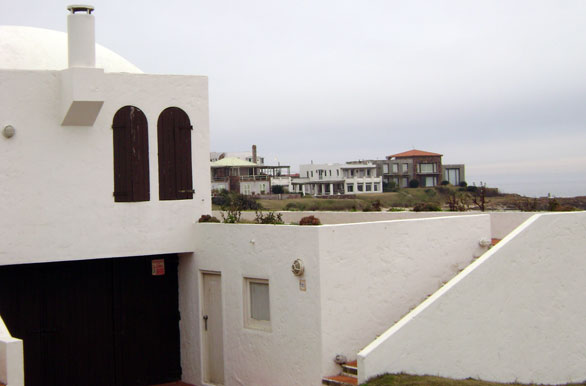 Diversa arquitectura en las playas - La Barra / Jos Ignacio