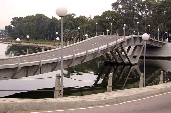 Puente ondulante sobre el Arroyo Maldonado - La Barra / Jos Ignacio
