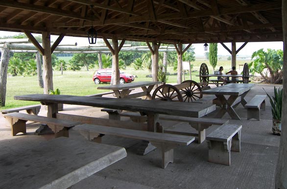 Gran tinglado, amplias mesas de madera, San Nicanor - Paysand