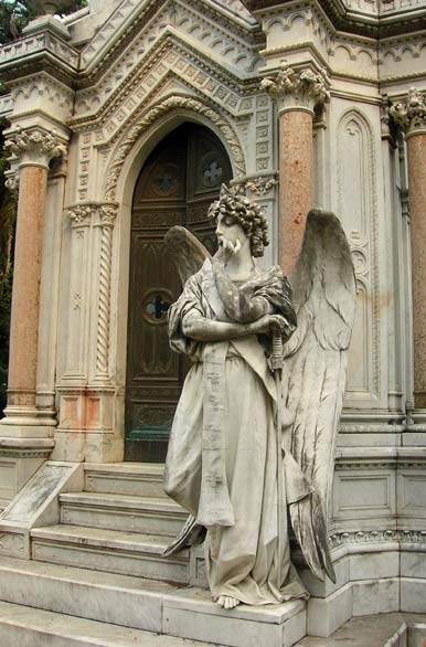Emblemtica estatua en el cementerio - Paysand