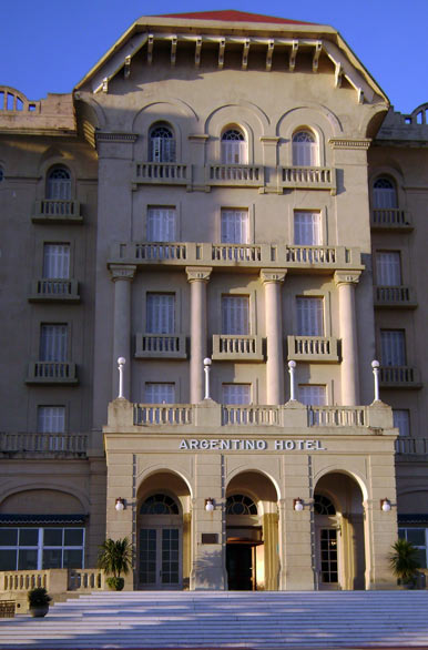 300 habitaciones, 56 suites - Piripolis