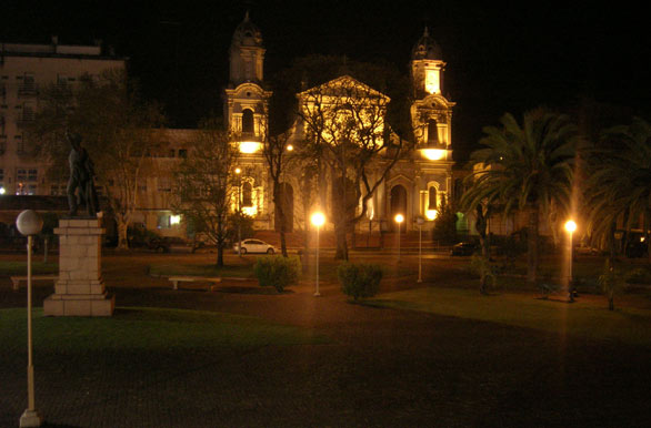 Nocturna Plaza Artigas - Salto