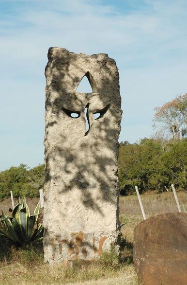 Piedra tallada en Valle Eden - Tacuaremb