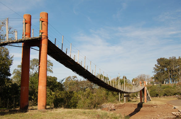 Puente colgante en  Valle Eden - Tacuaremb