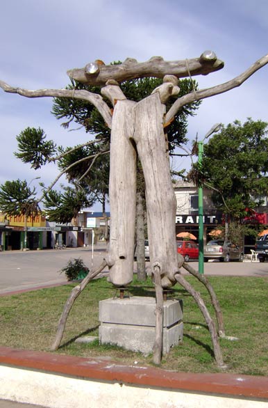 Escultura con troncos - Chuy