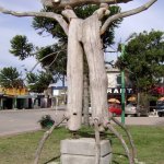 Escultura con troncos