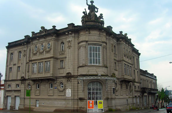 Construido em 1912, Teatro Young - Fray Bentos