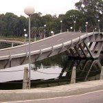 Puente ondulante sobre el Arroyo Maldonado