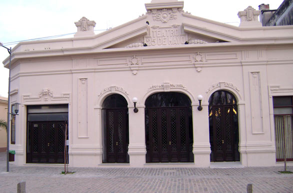 Teatro 25 de Mayo en Rocha - La Paloma
