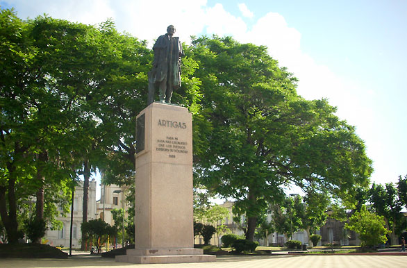 Homenaje a Artigas en la Plaza Constitución - Melo