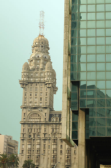 Edificios modernos y antiguos - Montevideo