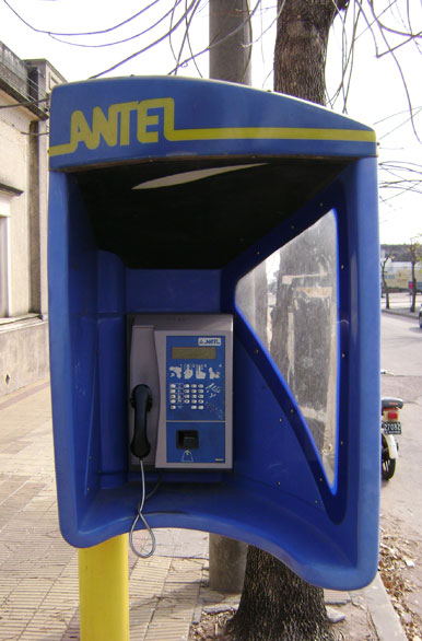 Vistosas cabinas telefónicas - Nueva Palmira