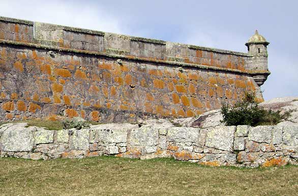 Muros de paredes duplas - Punta del Diablo