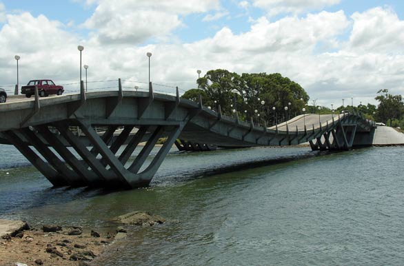 Ponte ondulante sobre o Maldonado - Punta del Este