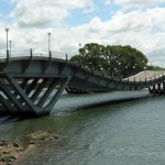 Puente ondulante sobre el Maldonado