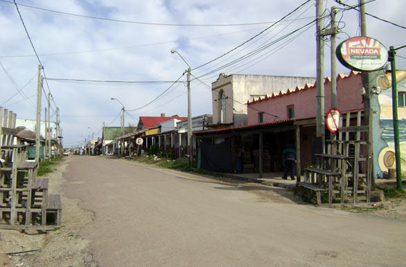 Calle central paralela al mar - Valizas / Aguas Dulces